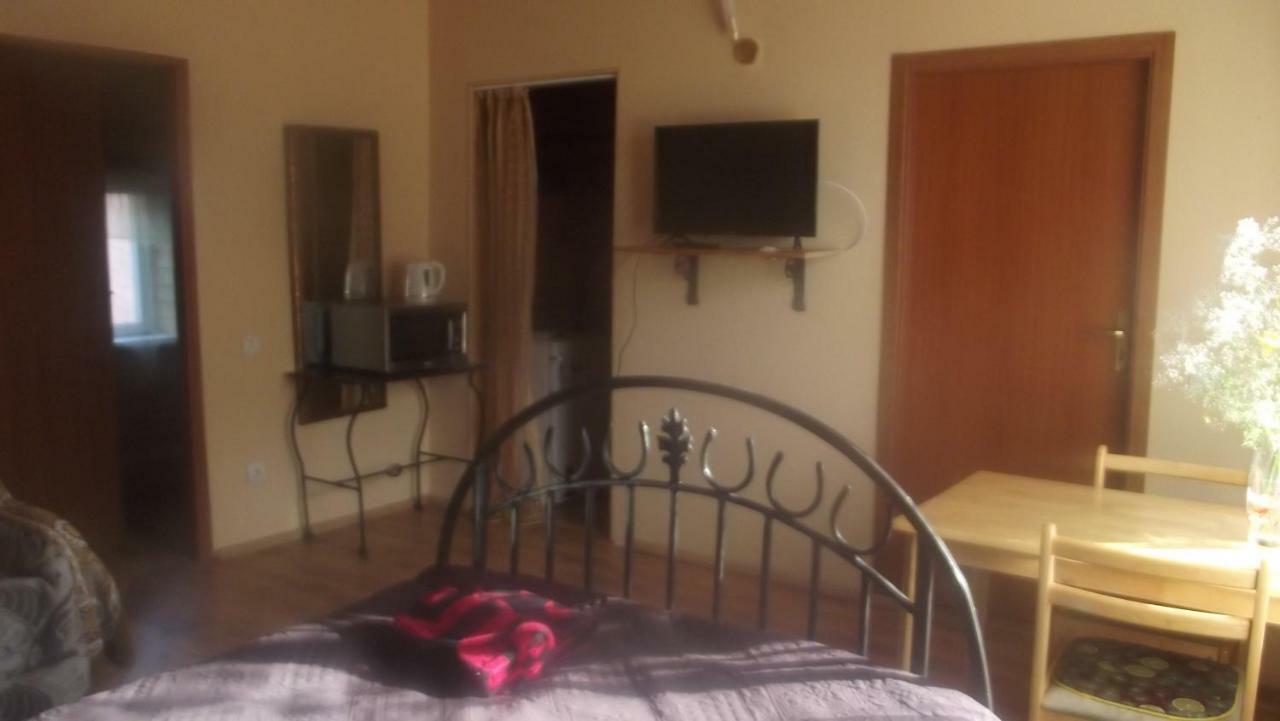 Viesu Nams "Laimes Pakavs" Hotel Straupe Buitenkant foto